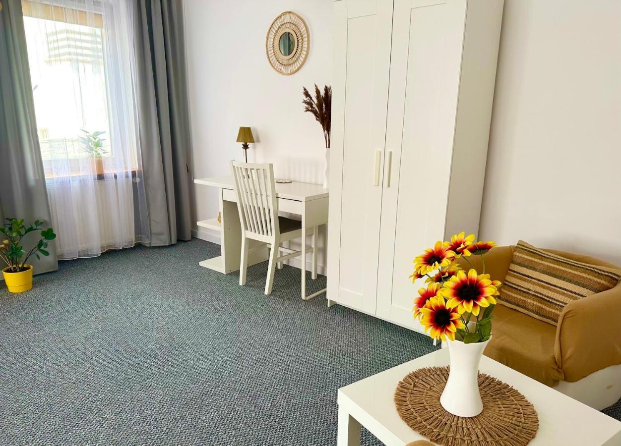 Grey House Hostel Вроцлав Екстериор снимка