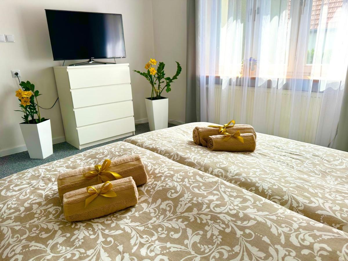Grey House Hostel Вроцлав Екстериор снимка