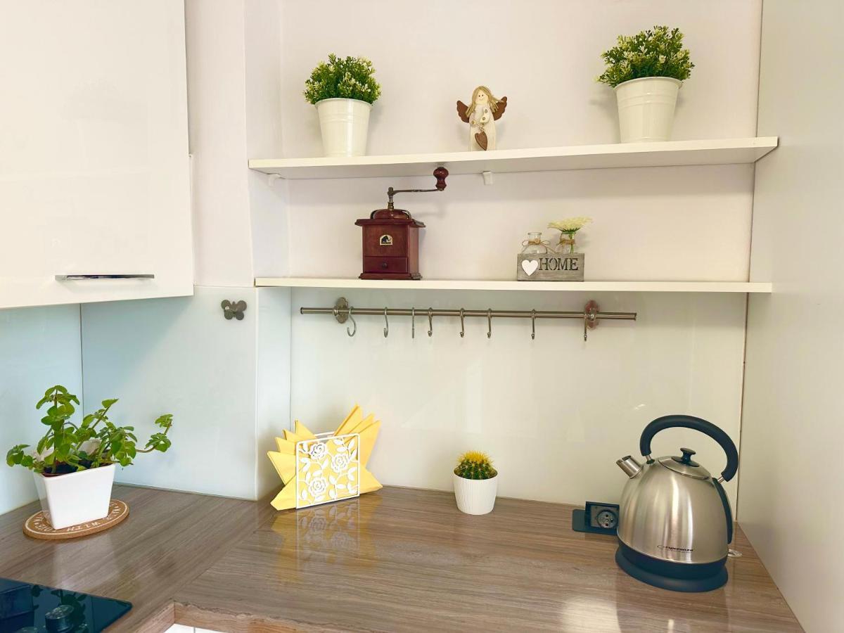 Grey House Hostel Вроцлав Екстериор снимка