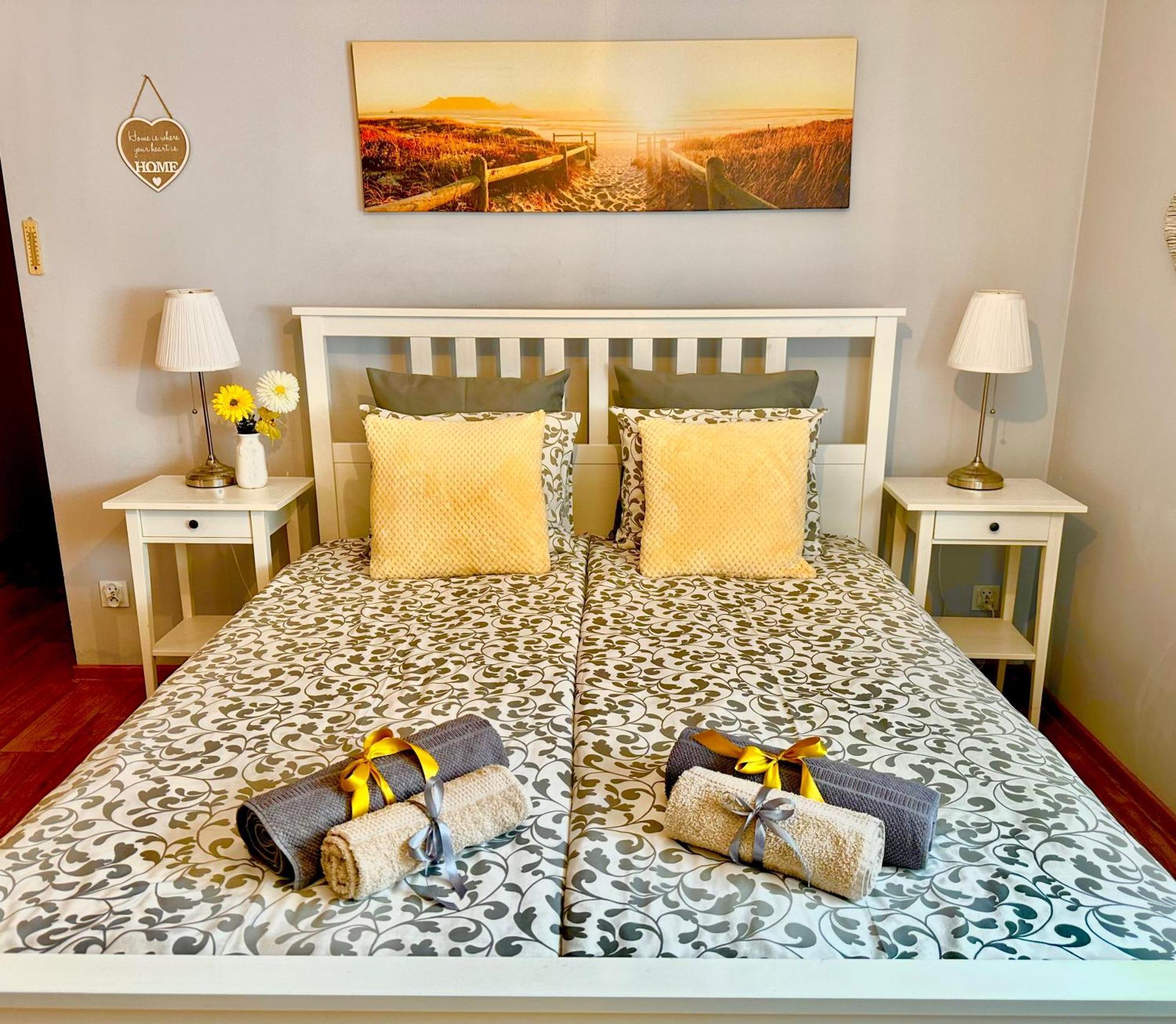 Grey House Hostel Вроцлав Екстериор снимка