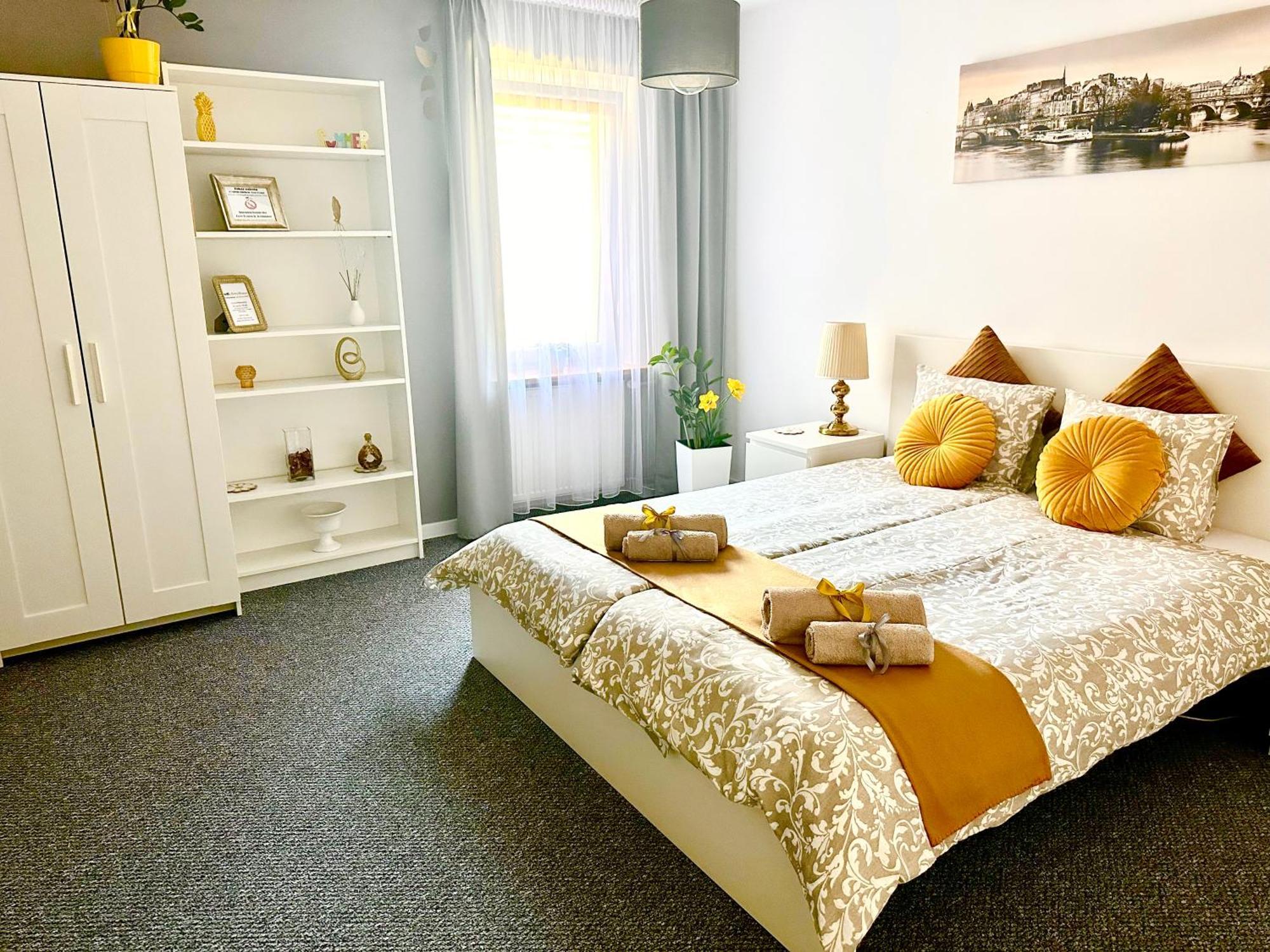 Grey House Hostel Вроцлав Екстериор снимка