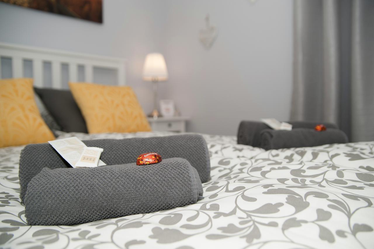 Grey House Hostel Вроцлав Екстериор снимка