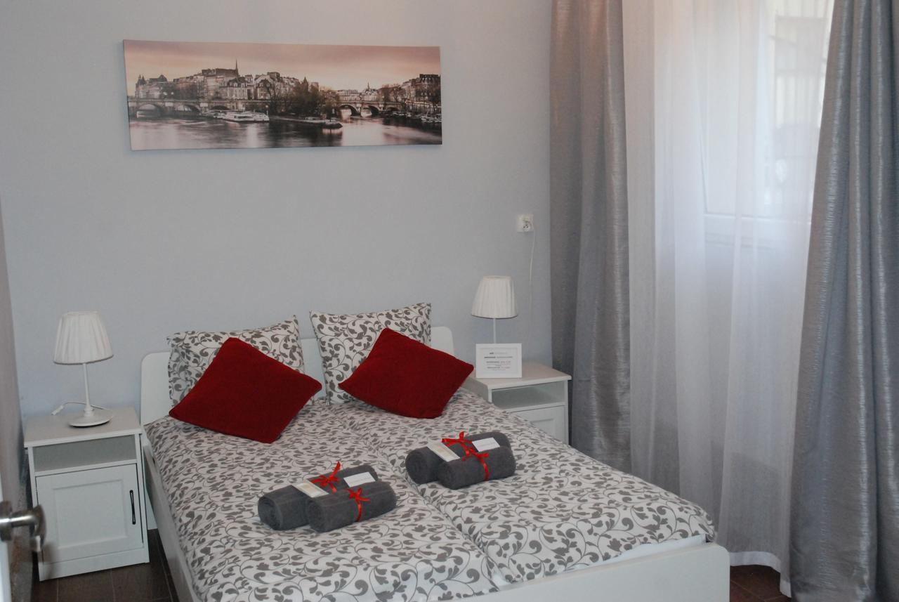 Grey House Hostel Вроцлав Екстериор снимка